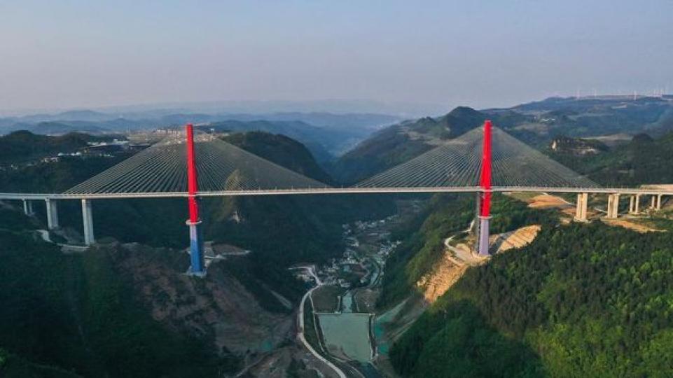 貴州龍里河大橋建成通車......