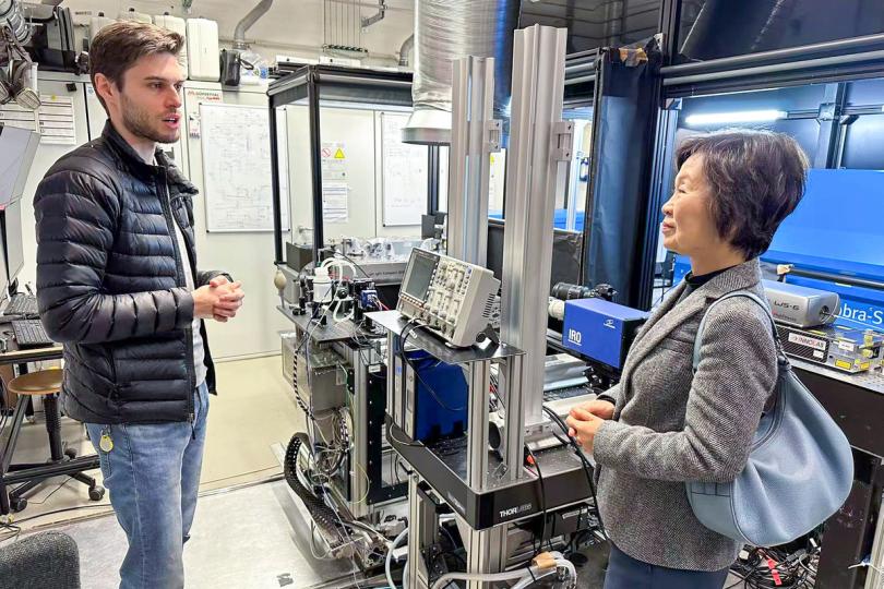 科技教育:  蔡若蓮（右）到訪位於法蘭克福的Darmstadt University of Applied Sciences，聽取學生介紹大學的實驗室。
