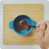 將茄汁/茄醬均勻塗在可放入焗爐的小型焗盤