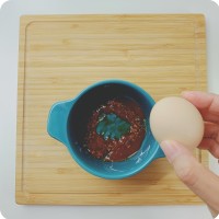 在盤底撥出一個小洞，將雞蛋小心置於中間