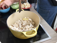 熱鑊爆香薑片後加入杏鮑菇及鮮冬菇炒至乾身。