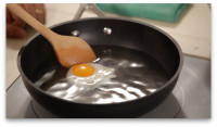 準備另一鍋，在內加入4吋深的水煮滾，轉至細火加入少許白醋。打蛋至小碗，輕輕傾斜碗讓蛋流入鍋中。當蛋顏色變實時，撈起蛋放入冰水。用同一鍋水烚熟蘆筍1-2分鐘。