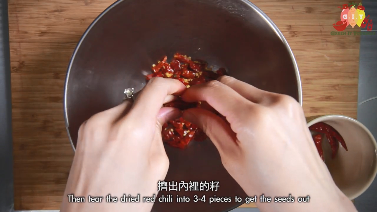 撕碎乾辣椒。擠出辣椒籽。