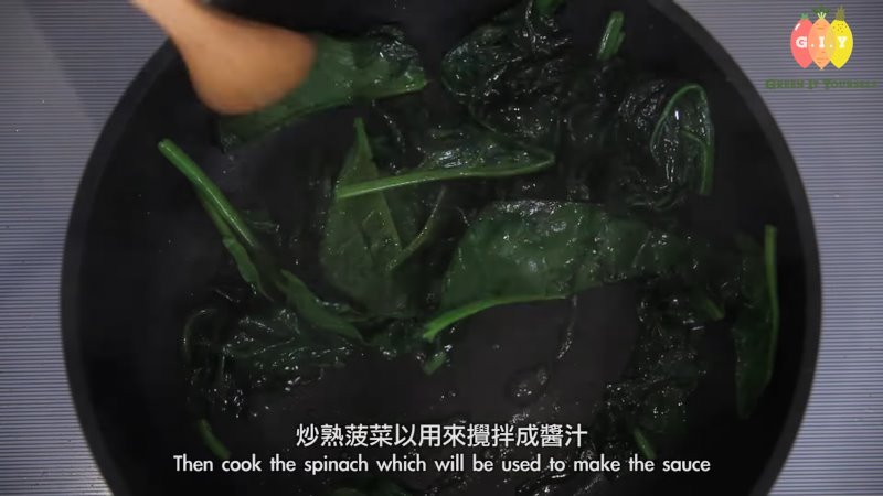 下油燒熱鑊炒熟菠菜，盛起備用。