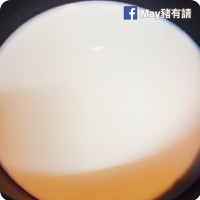 牛奶與糖放鍋內加熱至糖完全溶化及牛奶冒煙，熄火。