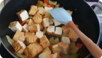 加入豆腐炒勻，再加入調味料炒勻煮至滾