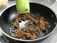 牛肝菌乾浸軟半小時，隔走雜質後切粒，加少許油中火煎香，然後用少許鹽調味。