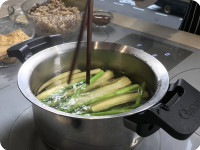 煲滾水後熄火放入蘆筍及粟米仔以低溫灼2分鐘，放凍水過冷河。