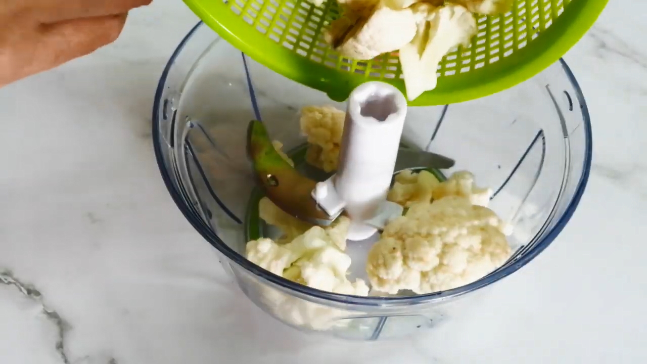 用刀或攪拌器將椰菜花切碎，可加入雜菜豆一齊切碎