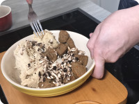 將大啡菇切碎，跟已解凍的Gardein Beefless Tips牛肉和養清素漿拌均