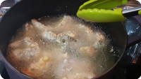 燒熱油鍋，將花菇條加入炸一會。