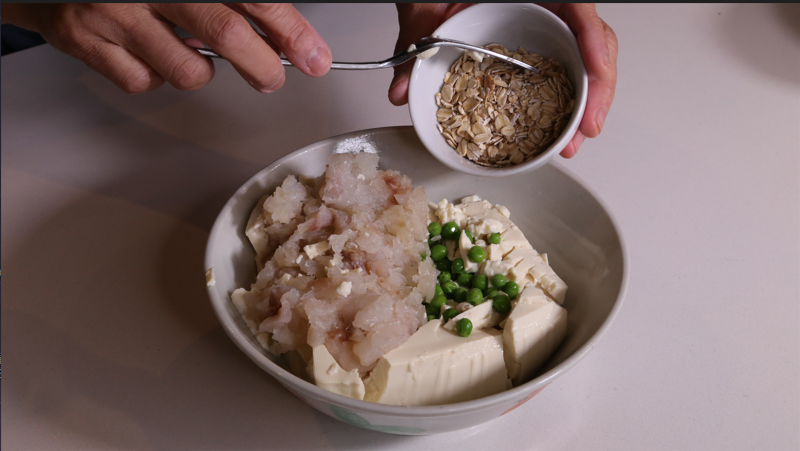 1.	豆腐用布吸乾水份，放入大碗內、用叉壓爛，加入剁碎魚肉、燕麥片、 青豆粒及調味料，拌勻。