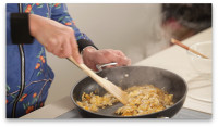 燒熱油，將蛋液倒入，用筷子快速前後同方向撥散。見蛋液半凝即加入其他材料及調味料，再轉用鑊鏟快兜幾下拌勻。然後上碟，略放芫茜點綴。