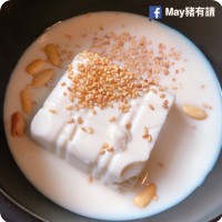 滑豆腐、無糖豆漿、白芝麻、去皮花生和鹽一起放入攪拌器或用手提攪拌棒打成味道濃郁的豆漿。