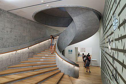 藝術館內的螺旋狀樓梯貫穿四層藝術展覽廳