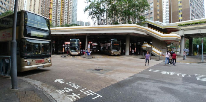 公園毗鄰青衣長安邨，如乘坐巴士前往，可在長安邨巴士總站下車。