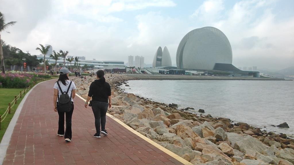 野狸島上聳立著填海建成的珠海大劇院