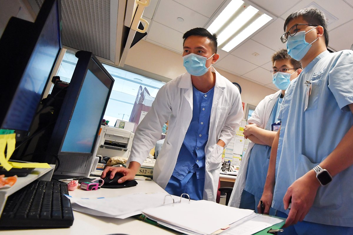 前線英雄: 瑪嘉烈醫院傳染病中心副顧問醫生陳文俊(左一)是首批參與治療確診患者的醫護人員。