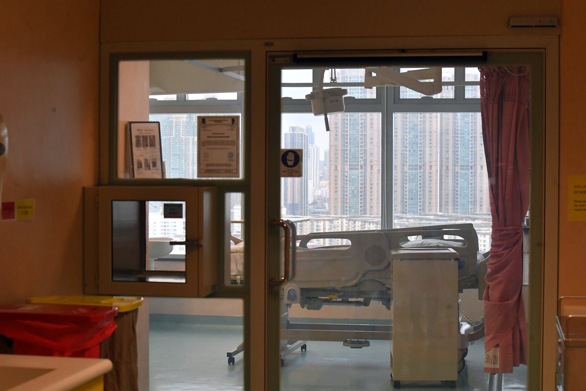 改善硬件: 傳染病中心因應疫情進行改建工程,增加隔離設施,應付日漸增多的確診患者。