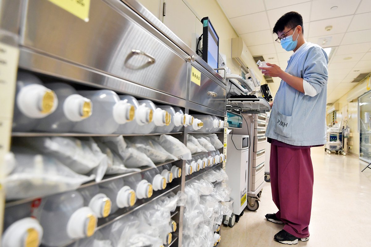 衷心感激: 瑪嘉烈醫院傳染病中心註冊護士區子軒一度因為照顧確診患者而不敢回家,惟恐家人會因為自己而受感染,所幸家人都體諒其處境,甚至欣賞他的工作態度。