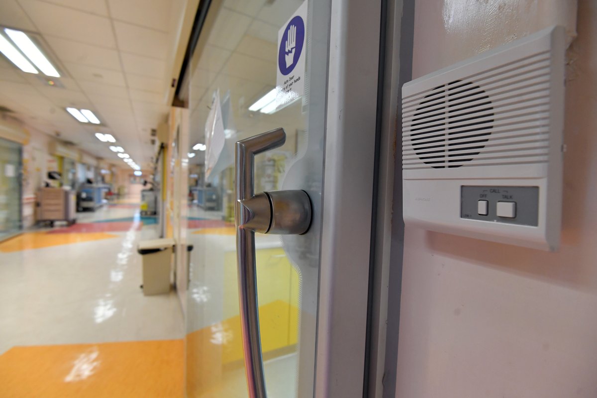 加強溝通: 傳染病中心在病房加裝對講機,方便資深醫護人員指導後輩更換個人保護裝備步驟,減低感染風險。