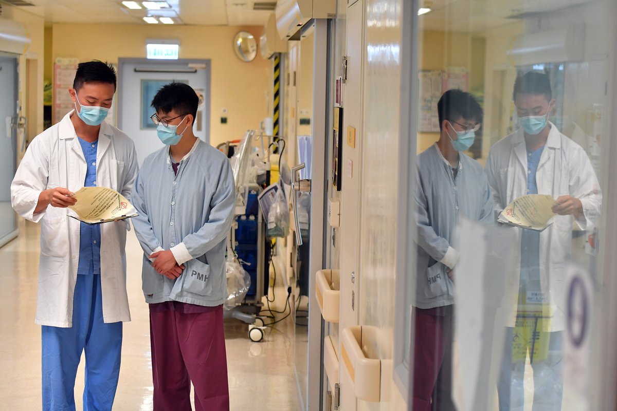 保持警覺: 在全港市民攜手努力下,疫情漸趨穩定,醫護人員希望市民堅持到底,時刻注意個人衞生,同心抗疫。