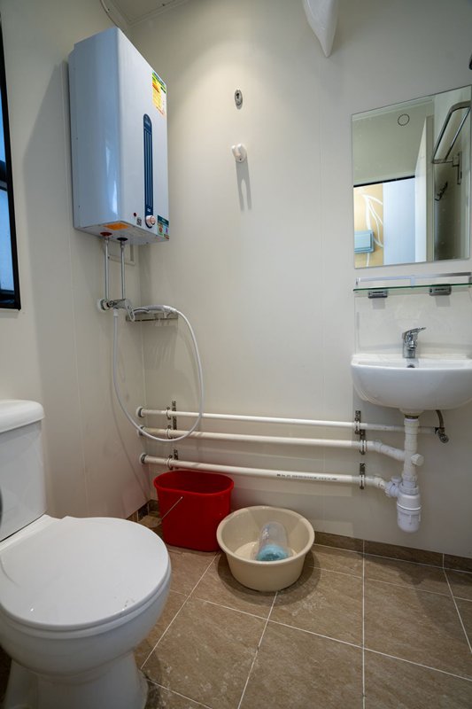 設備齊全:  每個檢疫單位運到工地裝嵌時，內裏住宿設備如窗戶、熱水爐、獨立洗手間一應俱全。