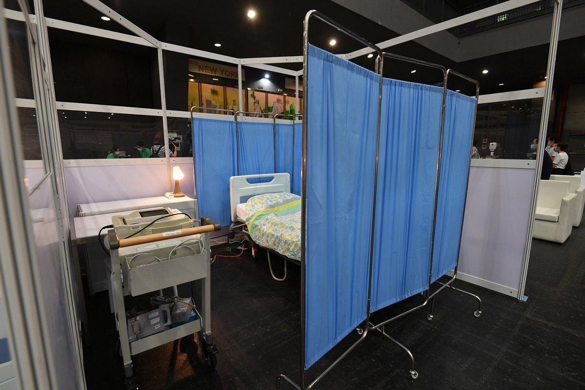 分流病人:  亞洲國際博覽館的社區治療設施啟用，初步預計首兩日各接收20至30名2019冠狀病毒病患者。