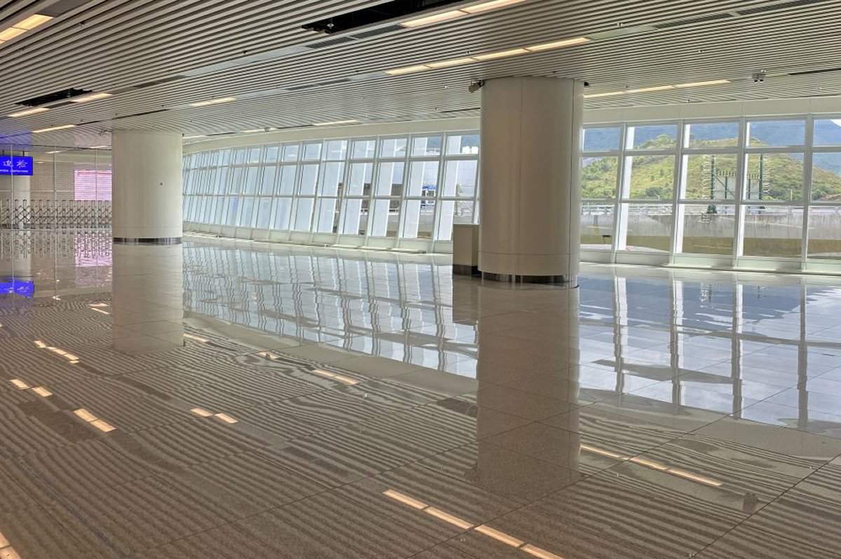 深港兩地旅檢大樓採用玻璃、太陽擋等建築物料，構成光影效果，令室內空間更有生氣。