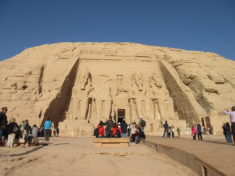 亞斯旺 - 亞布辛布神殿 三千多年前，法老王拉美西斯二世為了炫耀國勢，建立了這座位於尼羅河畔的神殿。  於60-70年代，埃及政府為了改善民生而興建水壩，因此令水位上升，不幸地淹沒了神殿。埃及政府於是向聯合國求助，後來得到大量的資金及技術協助，用了十三年時間，把神殿分割為二千多塊，搬高了六十多米，並重設於現址。  若要參觀這座神殿，便要在零晨四時出發。除了是路途遙遠的原因，更是因為它的大殿面向東方，要早上到達才能看到它的氣勢及殿內一些天儀日照奇觀。