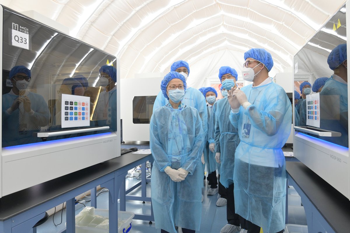了解細節:  林鄭月娥（左一）視察臨時氣膜實驗室，了解有關設備、檢測程序和運作流程。