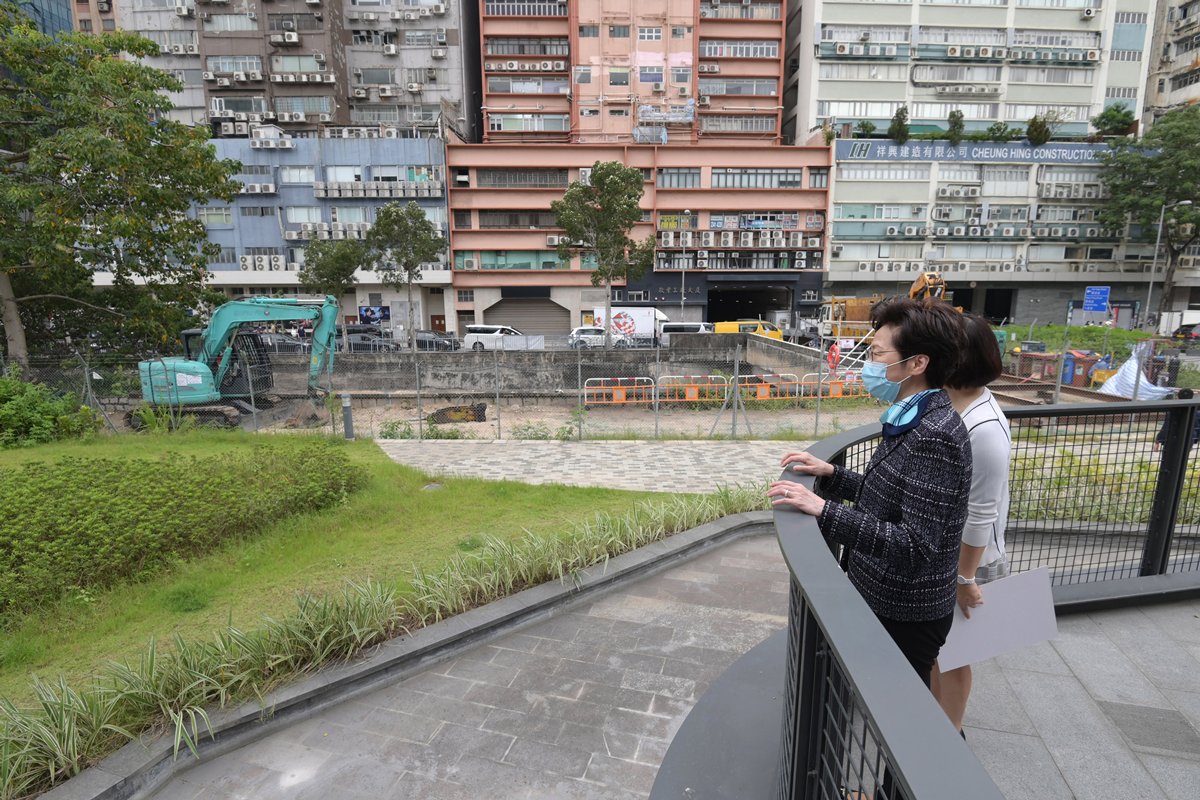 活化:  林鄭月娥（左）在翠屏河花園聽取有關活化翠屏河工程計劃介紹。