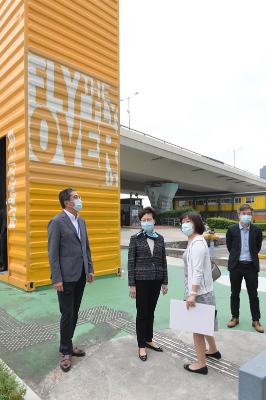 區訪:  林鄭月娥（中）到觀塘了解起動九龍東計劃，參觀反轉天橋底場地。旁為發展局局長黃偉綸（左）。