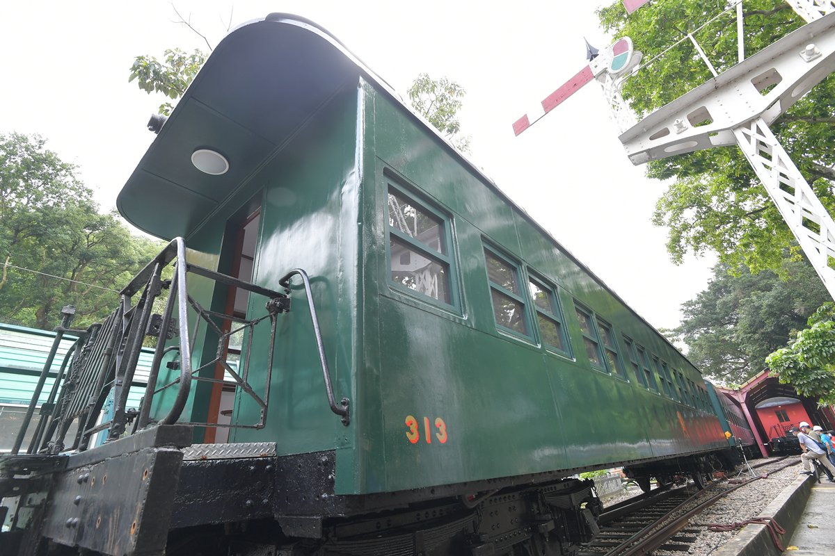 撫今追昔:  見證兩個不同動力年代的313號火車卡在鐵路博物館永久展出。