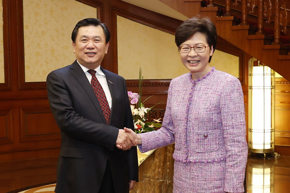 加強合作:  林鄭月娥（右）與中國民用航空局局長馮正霖會面。
