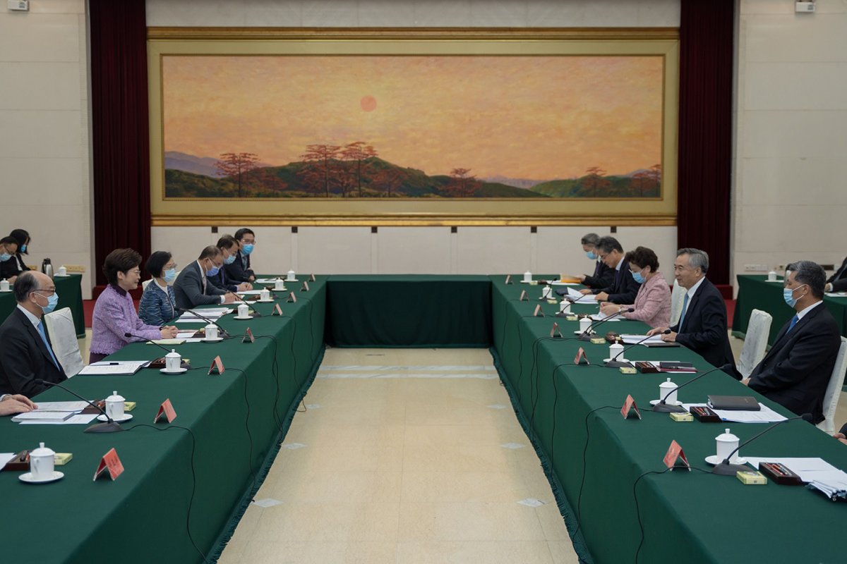 盡快通關:  林鄭月娥（左二）在廣州與廣東省委書記李希（右二）、廣東省省長馬興瑞（右一）會面，討論盡快恢復粵港兩地人員免檢疫往來。
