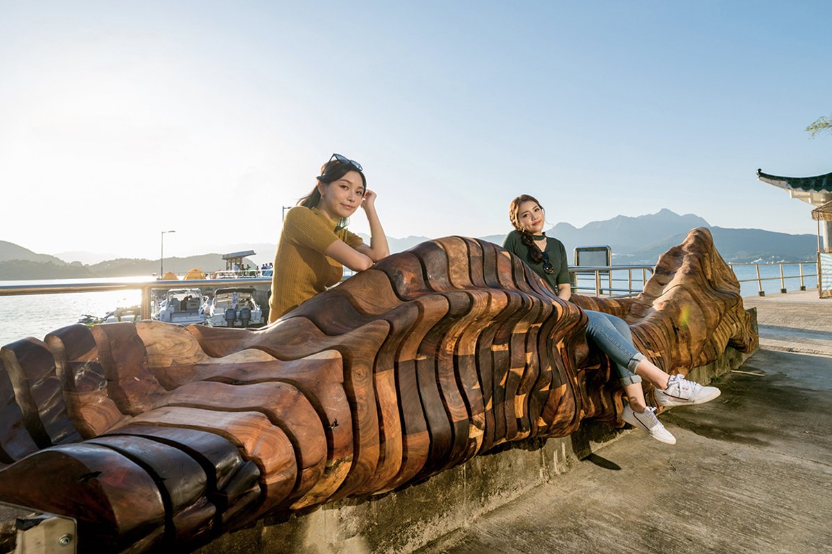 共同創作:  旅遊事務署在鹽田梓舉辦「鹽田梓藝術節2019」，本地藝術家與村民共同創作，將「山竹」塌樹升級再造成木雕椅《流波·行雲》。