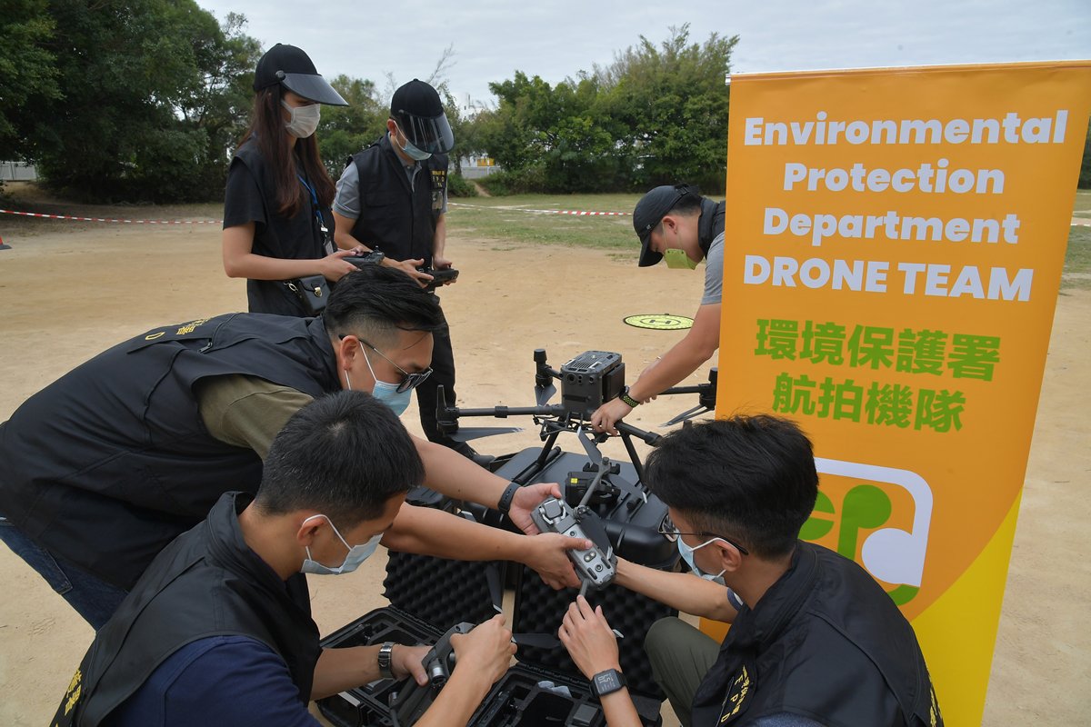 安全為先:  航拍機隊抵達行動地點後，隊員立即分工合作，在升降地點定出封鎖範圍，並確保航拍機操作正常。