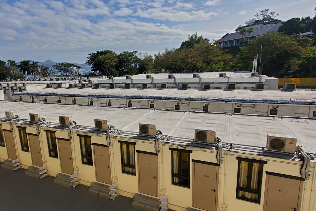 爭分奪秒:  建築署去年2月開始動工，僅僅用了26天在鯉魚門公園及度假村籃球場位置完成首批118個檢疫營舍。