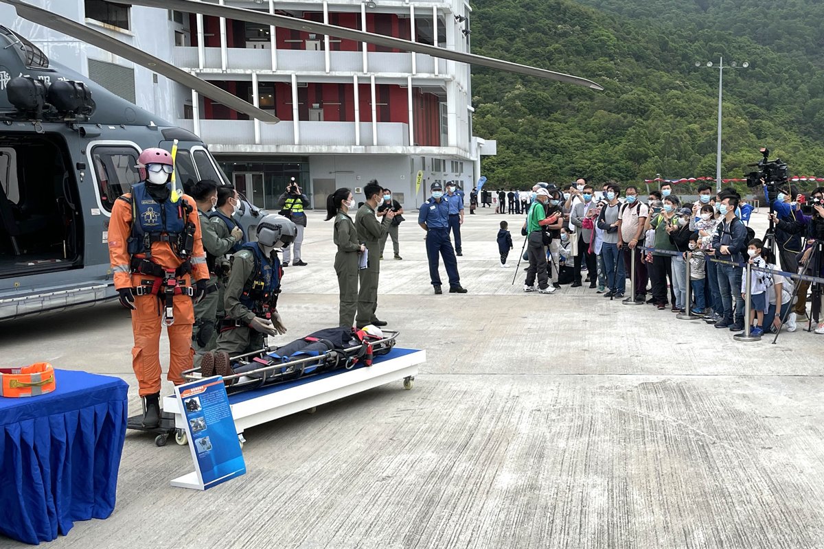 空中支援:  在消防及救護學院舉辦的全民國家安全教育日開放日活動中，政府飛行服務隊向公眾介紹直升機和搜救設備。
