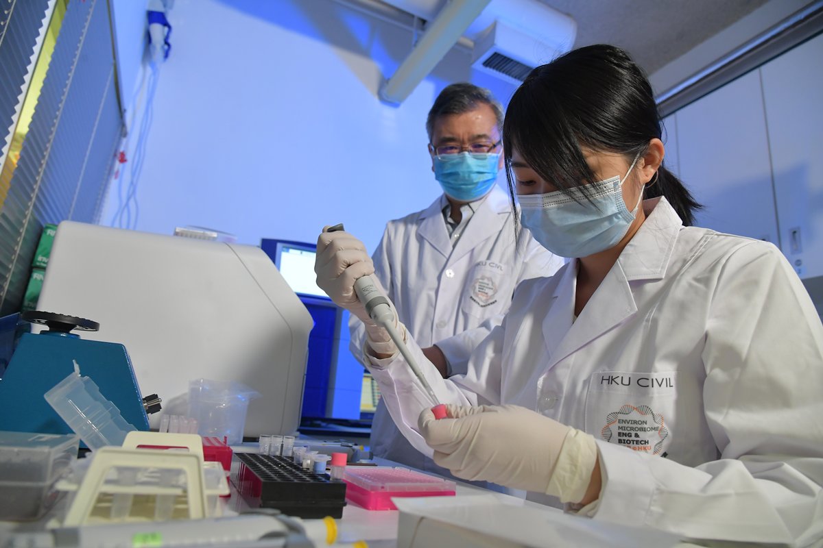 領先技術:  香港大學跨學科團隊會為污水樣本進行病毒基因檢測，其污水監測技術獲2021年日內瓦國際發明展金獎。