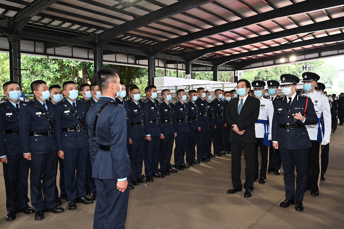 緊守崗位:  崔康常（右二）在警務處處長鄧炳強（右一）陪同下，與結業學員會面。