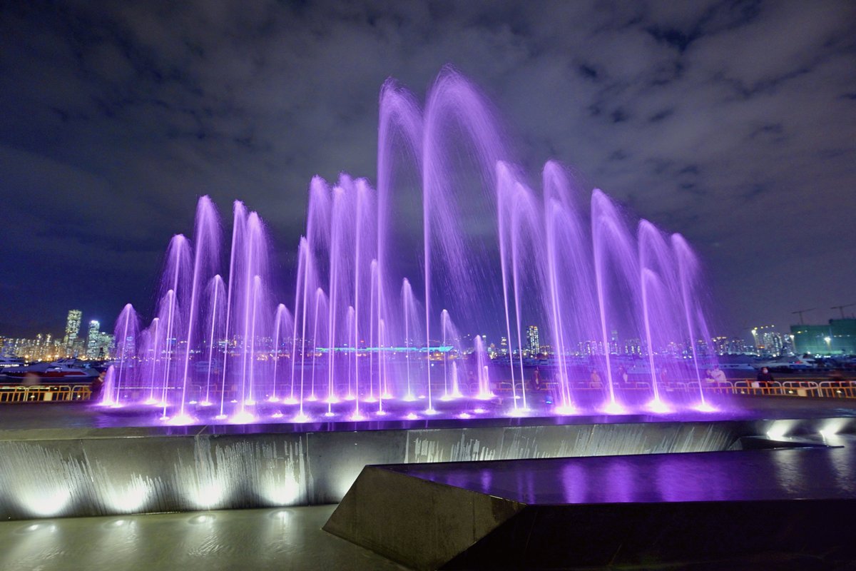 特別效果:  觀塘海濱音樂噴泉4月22日啟用，每逢表演時段，水柱隨樂韻舞動，晚上在燈光映照下，倍添夢幻。