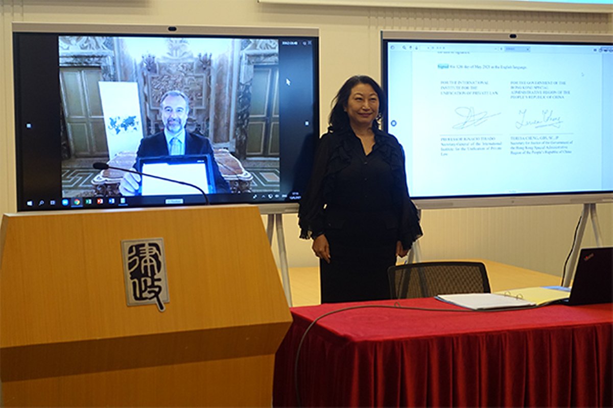 里程碑:  鄭若驊出席網上簽署儀式，與國際統一私法協會秘書長Ignacio Tirado就法律專業人員借調計劃的技術和行政安排簽署諒解備忘錄。