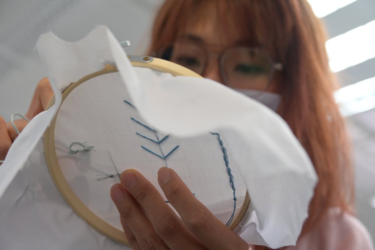 培養興趣:  從事製衣業的陳小姐在刺繡工作坊學習不同針步，期望用於個人創作。