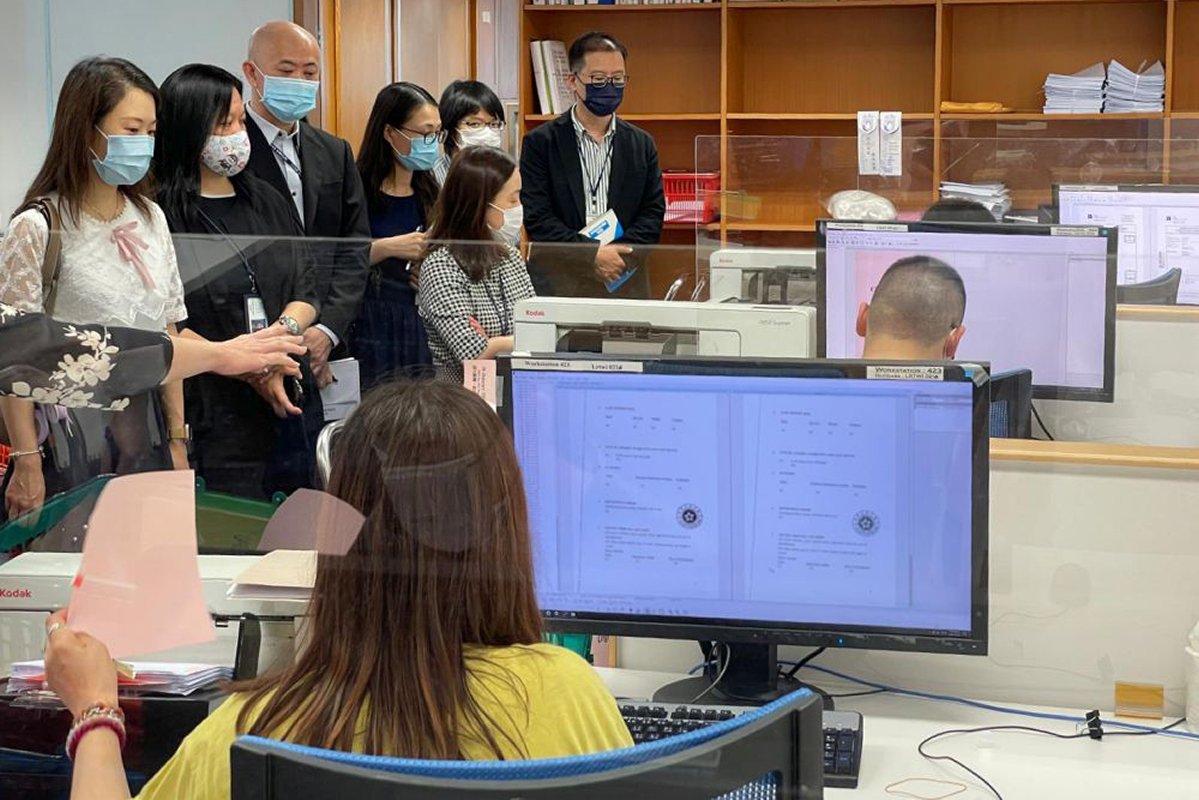 分享經驗:  土地註冊處日前安排香港司法機構人員參觀中央影像處理中心的先進設施，就提供優質的電子影像服務交流和分享經驗。