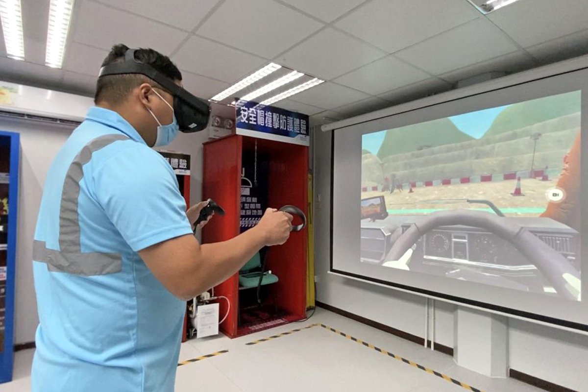 虛擬學習:  前線員工示範利用虛擬實境學習操作機械的情況。