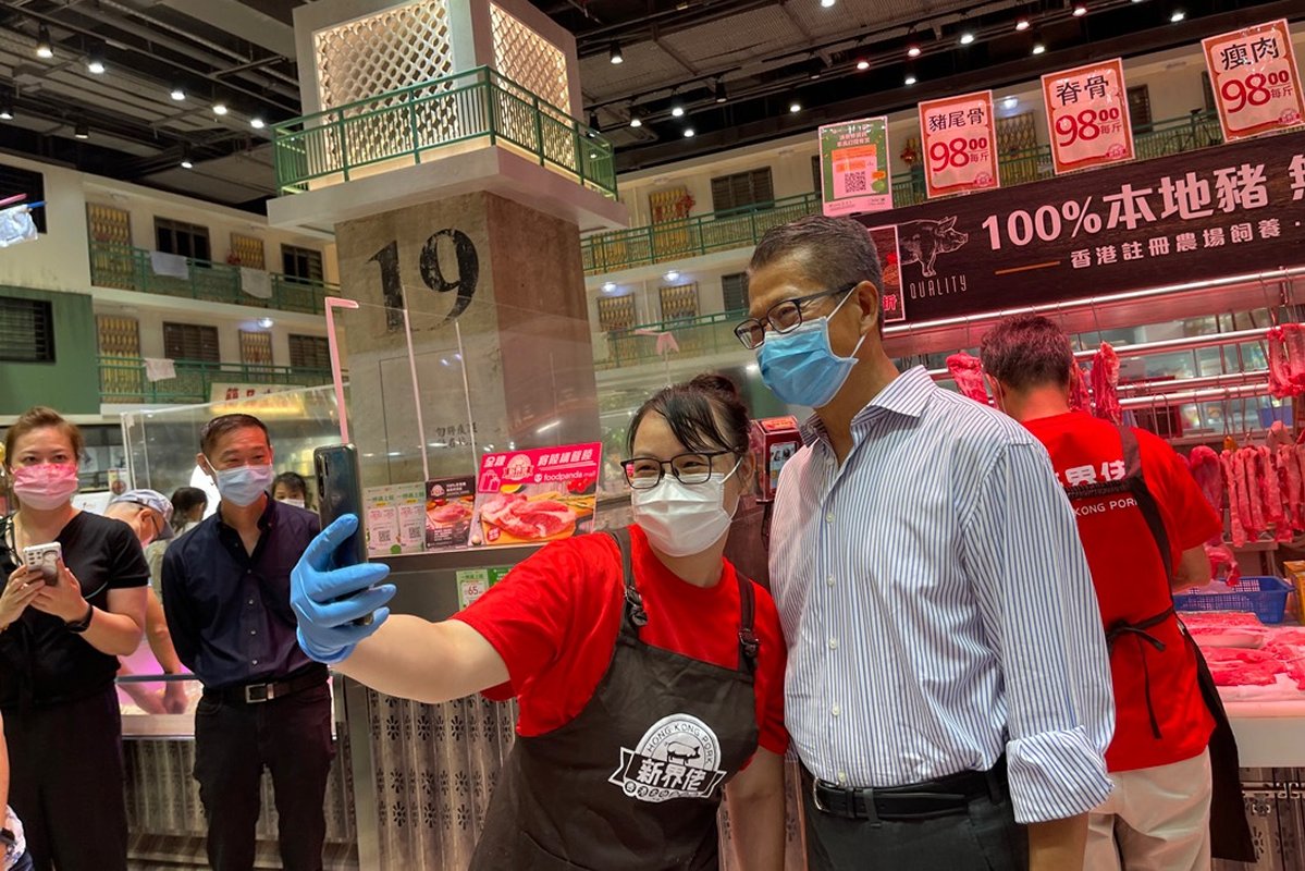 與時並進:  他在街市與市民和商戶交流，指使用電子錢包沒想像中那麼遙遠，即使是個別舊區的街市，不少檔販已安裝電子支付工具。