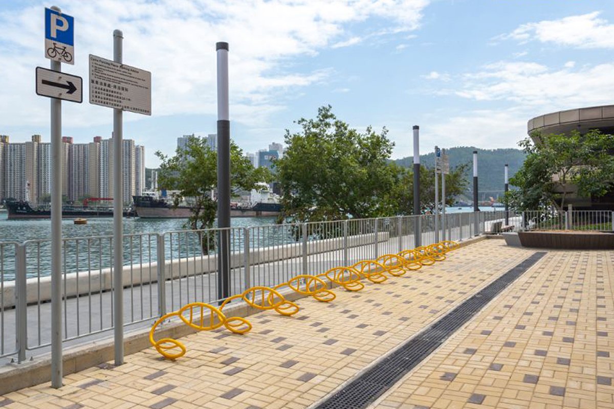 設計周到:  荃灣海濱段單車徑設有兩個附單車泊位的休息處，供踏單車人士稍作休息。
