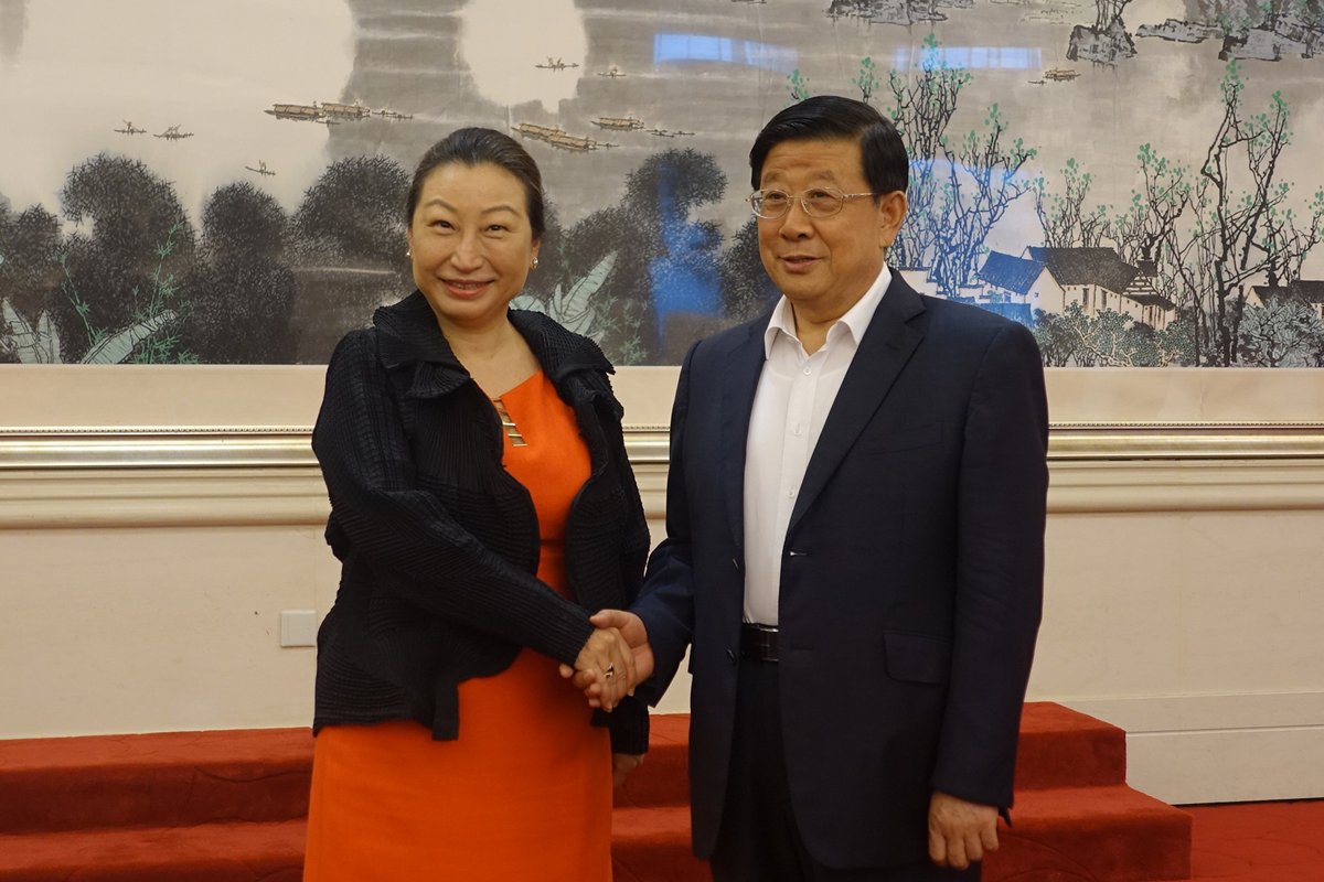 法律樞紐:  鄭若驊（左）與外交部副部長馬朝旭會面。